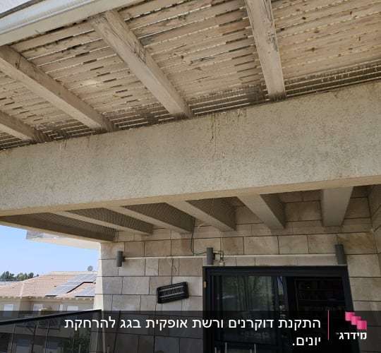 רשת מתוחה מתחת לתקרה למניעת כניסת יונים